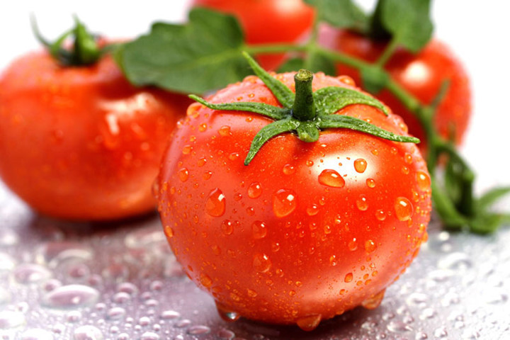 Cà chua: Cà chua rất giàu vitamin C và vitamin E, có thể ngăn chặn sự biến dạng của ngực; vitamin E giúp ngực phát triển vú, giúp vùng da ở ngực đàn hồi và linh hoạt hơn.