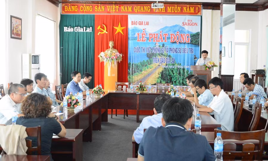 Quang cảnh buổi phát động cuộc thi viết phóng sự và phóng sự điều tra trên báo Gia Lai.