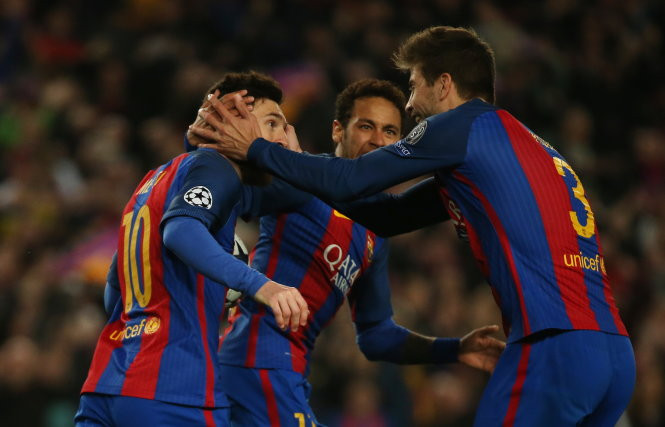 Các cầu thủ Barcelona ăn mừng bàn nâng tỷ số lên 3-0 của Messi (trái). Ảnh: Reuters Các cầu thủ Barcelona ăn mừng bàn nâng tỷ số lên 3-0 của Messi (trái). Ảnh: Reuters