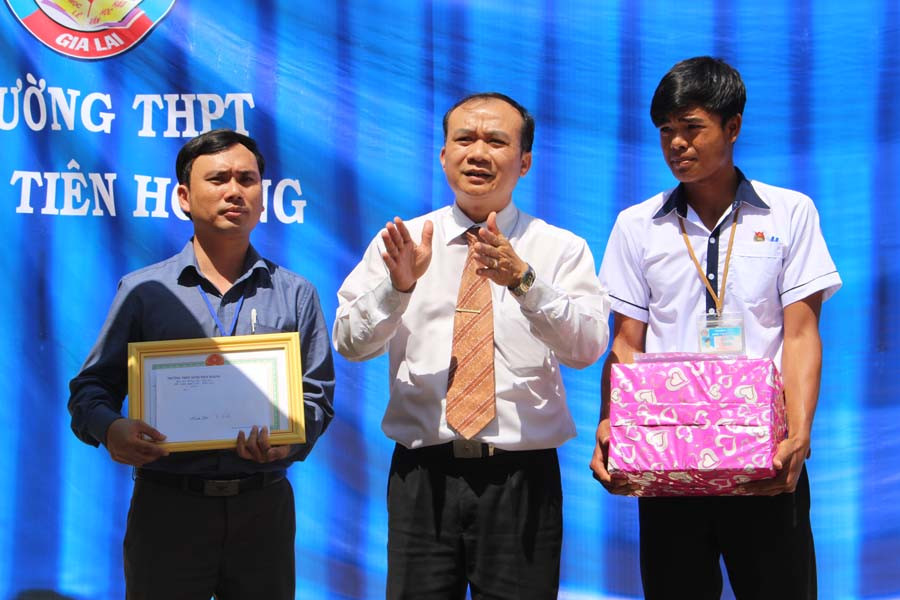  Ông Huỳnh Minh Thuận, Giám đốc Sở GD-ĐT trao Giấy khen cho thầy Ninh Văn Dậu và em Ksor Gôl. Ảnh: Nguyễn Giang