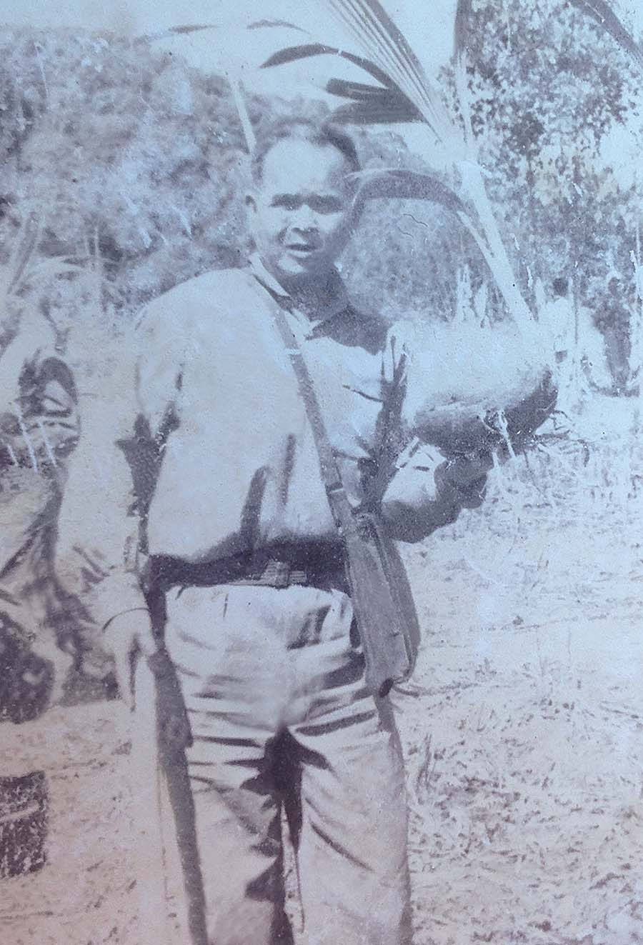 Anh hùng Núp trồng cây nhớ ơn Bác Hồ tại khu vực thị trấn Dân Chủ năm 1973. Ảnh: Lý Vĩnh Hoa