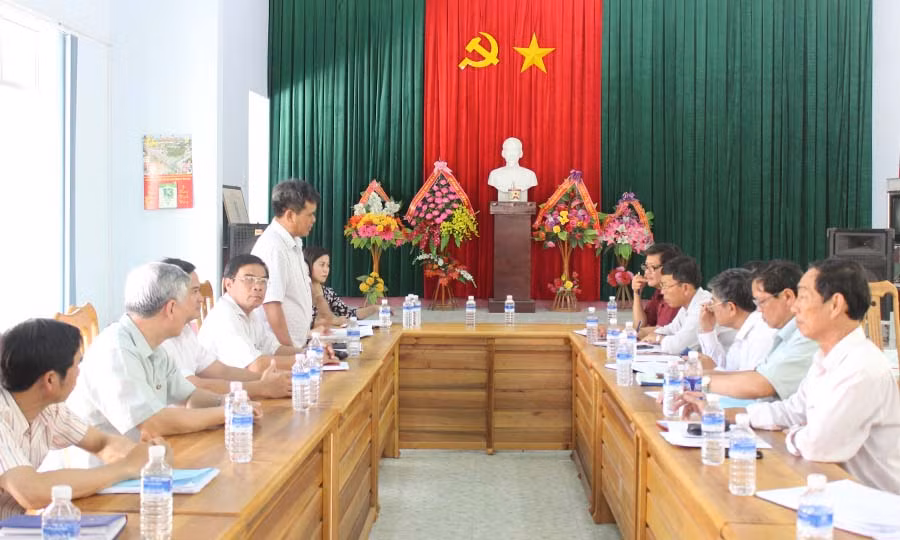  Buổi làm việc giữa Đoàn giám sát với UBND huyện Krông Pa. Ảnh: N.D