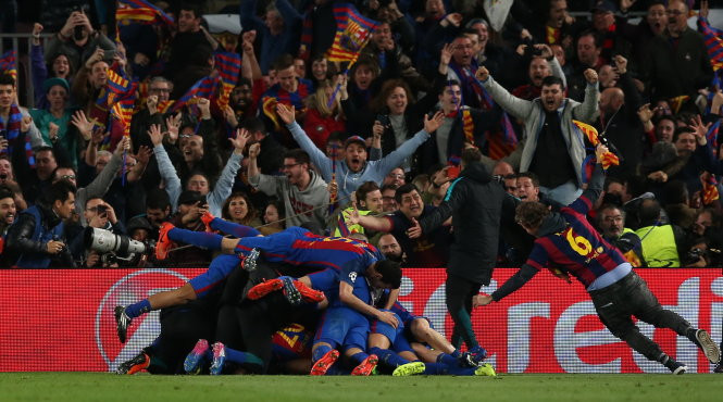 Niềm vui tột cùng của các cầu thủ Barcelona sau khi Sergi Roberto nâng tỷ số lên 6-1. Ảnh: Reuters Niềm vui tột cùng của các cầu thủ Barcelona sau khi Sergi Roberto nâng tỷ số lên 6-1. Ảnh: Reuters