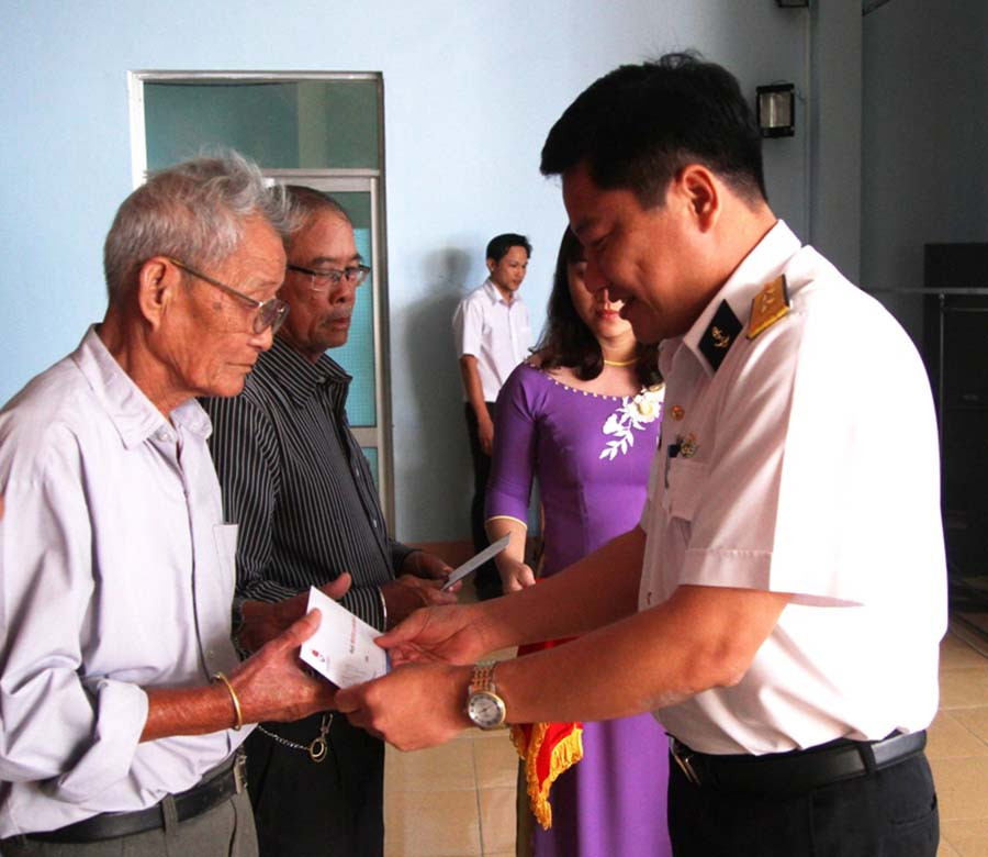  Tổng Công ty Tân Cảng Sài Gòn trao 4 suất quà trị giá 20 triệu đồng cho các gia đình chính sách. Ảnh: V.N