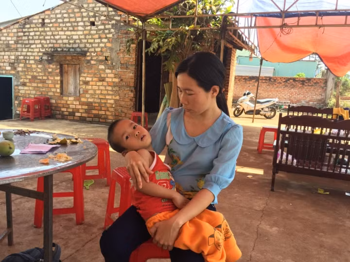 Chị Dung bên con trai bị bại não.