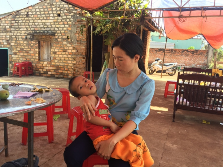 Chị Dung bên con trai bị bại não.