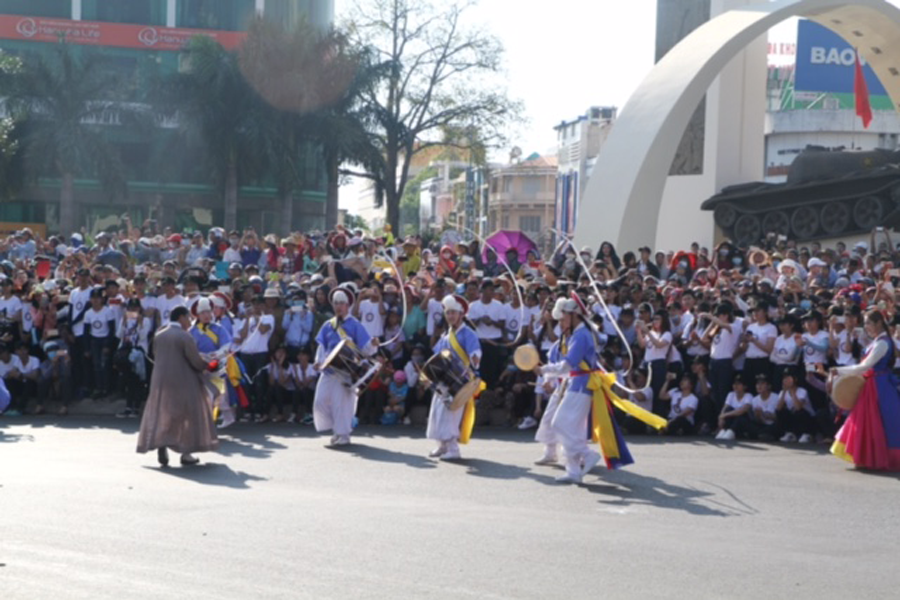 Vũ điệu sôi động của đoàn nghệ sĩ Hàn Quốc. Ảnh Văn Ngọc 