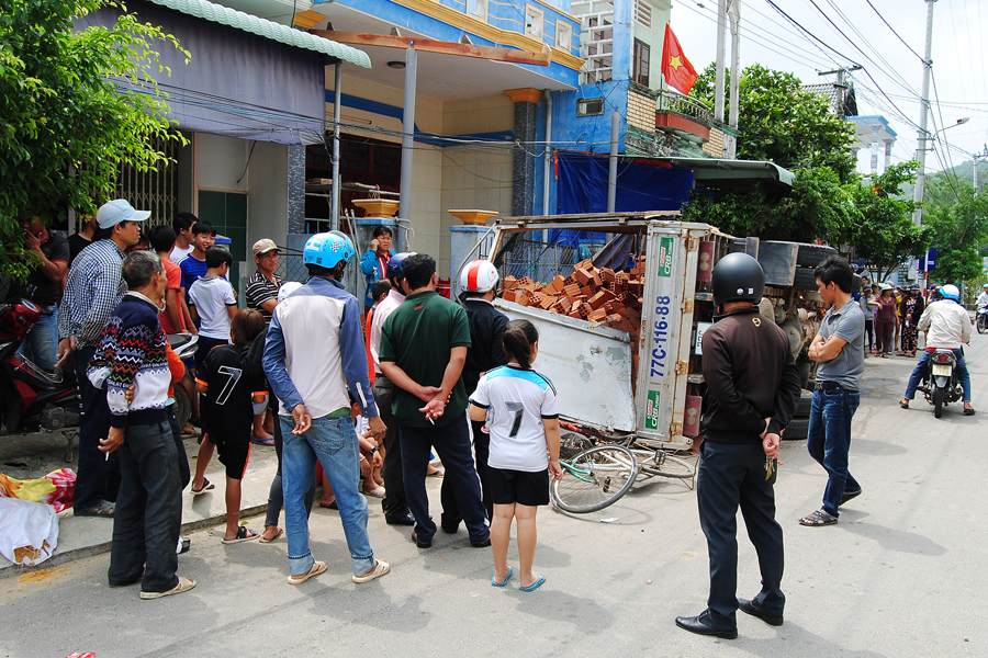 Rất đông người dân trong xã đến xem vụ tai nạn và ai cũng “khiếp vía”. Ảnh: N.N Rất đông người dân trong xã đến xem vụ tai nạn và ai cũng “khiếp vía”. Ảnh: N.N