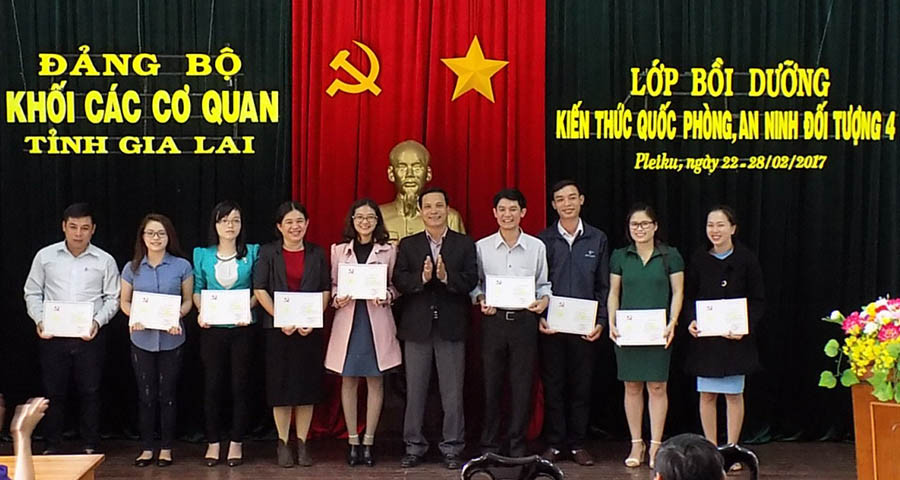  Đảng ủy Khối các cơ quan tỉnh trao chứng nhận cho các học viên xếp loại giỏi. Ảnh: T.N