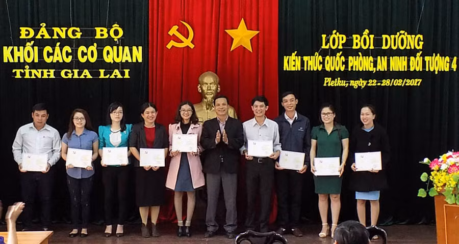 Đảng ủy Khối các cơ quan tỉnh trao chứng nhận cho các học viên xếp loại giỏi. Ảnh: T.N Đảng ủy Khối các cơ quan tỉnh trao chứng nhận cho các học viên xếp loại giỏi. Ảnh: T.N