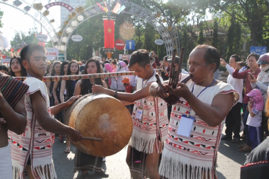 Trang phục sặc sỡ sắc màu cùng nhạc cụ độc đáo của dân tộc Cơ Ho đến từ Lâm Đồng. Ảnh Văn Ngọc