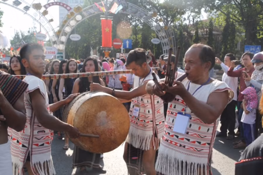 Trang phục sặc sỡ sắc màu cùng nhạc cụ độc đáo của dân tộc Cơ Ho đến từ Lâm Đồng. Ảnh Văn Ngọc