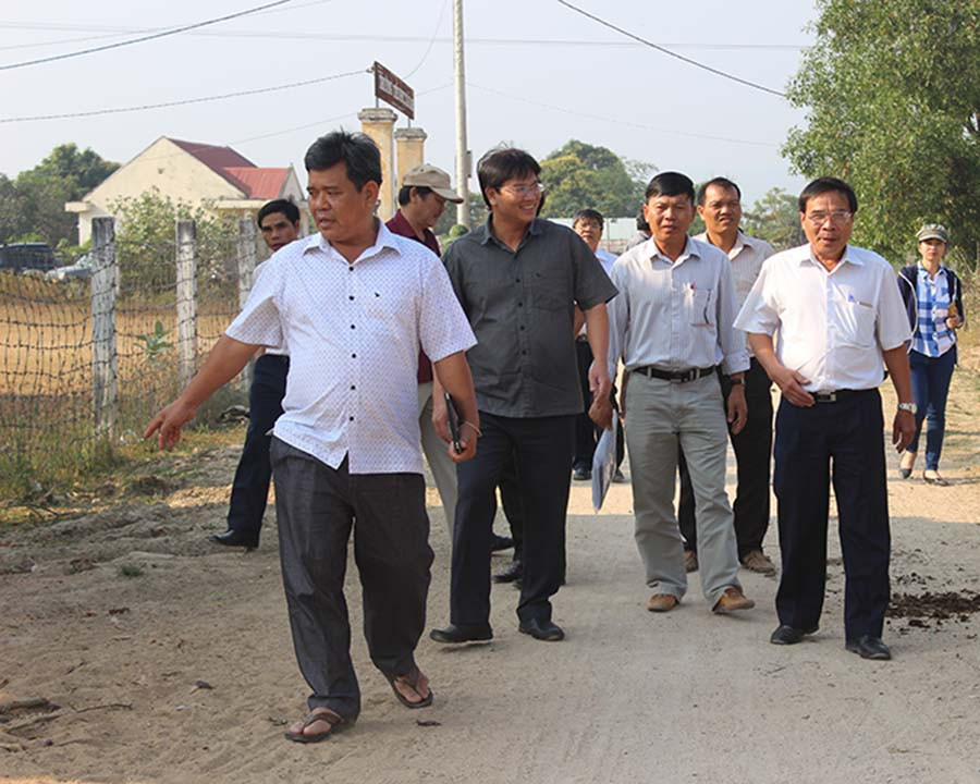 Kiểm tra đường giáo thông tại khu vực định canh định cư xen ghép xã Ia Rsươm. Ảnh: N.D Kiểm tra đường giáo thông tại khu vực định canh định cư xen ghép xã Ia Rsươm. Ảnh: N.D