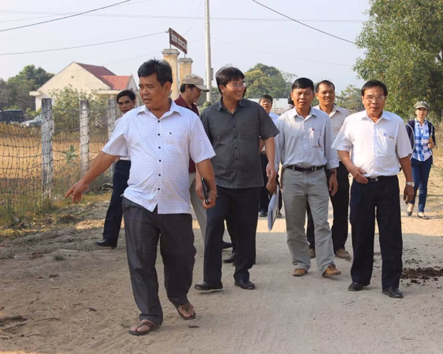 Kiểm tra đường giáo thông tại khu vực định canh định cư xen ghép xã Ia Rsươm. Ảnh: N.D