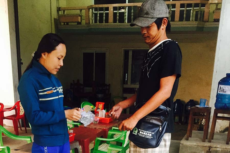  Công việc hàng ngày của Chung là bán vé số. Ảnh: M.D