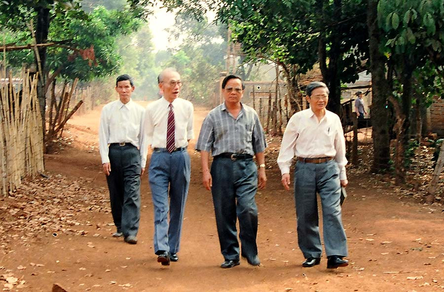 Đồng chí Phan Bá (thứ 3 từ phải sang) thăm lại Gia Lai năm 1997. Ảnh: Đức Thanh