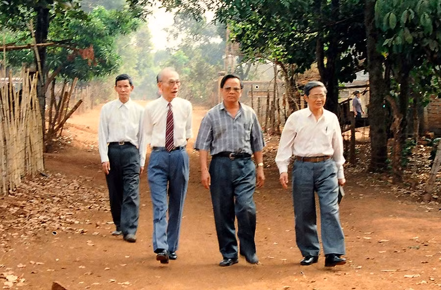 Đồng chí Phan Bá (thứ 3 từ phải sang) thăm lại Gia Lai năm 1997. Ảnh: Đức Thanh