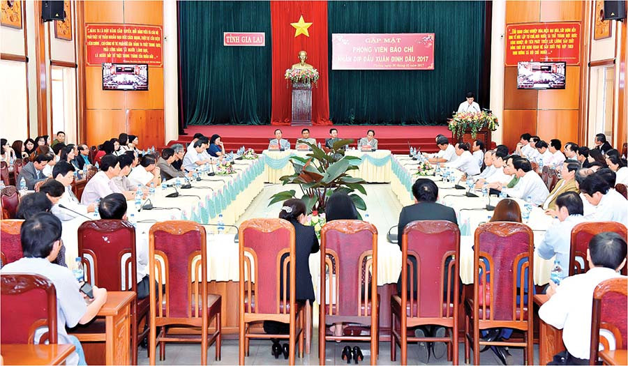 Thường trực Tỉnh ủy gặp mặt báo chí nhân dịp Xuân Đinh Dậu 2017. Ảnh: Đức Thụy Thường trực Tỉnh ủy gặp mặt báo chí nhân dịp Xuân Đinh Dậu 2017. Ảnh: Đức Thụy