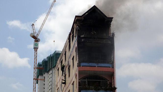 Lực lượng Cảnh sát PCCC dùng thang để tiếp cận đám cháy Lực lượng Cảnh sát PCCC dùng thang để tiếp cận đám cháy