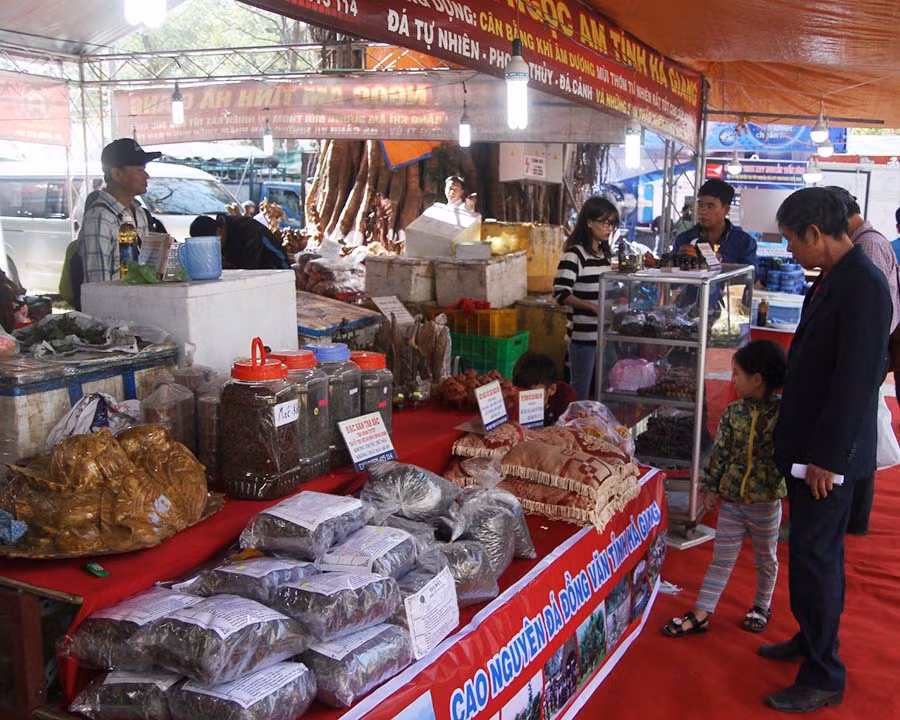  Hội chợ thu hút 184 doanh nghiệp tham gia. Ảnh: Văn Ngọc