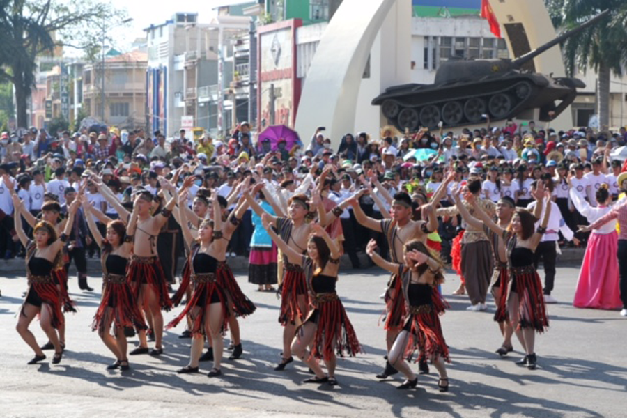 Các tiết mục trẻ trung, sôi động khuấy động bầu không khí đường phố tại Buôn Ma Thuột. Ảnh Văn Ngọc