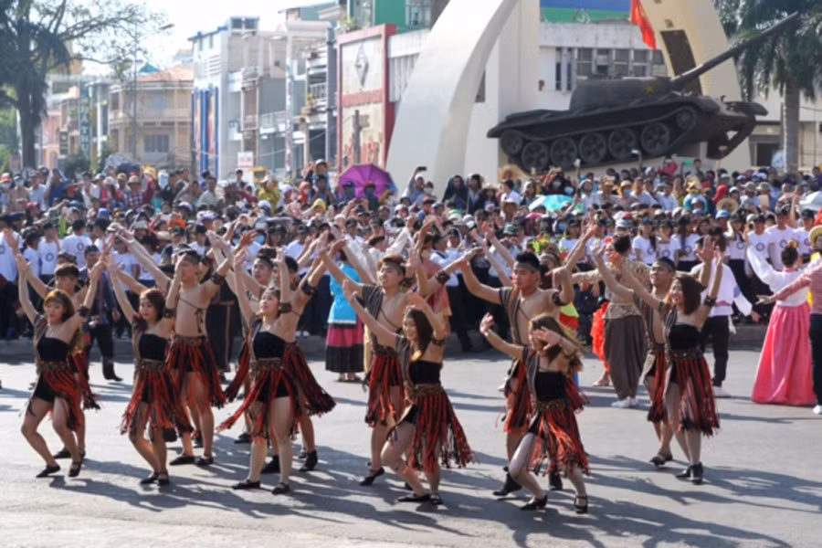 Các tiết mục trẻ trung, sôi động khuấy động bầu không khí đường phố tại Buôn Ma Thuột. Ảnh Văn Ngọc