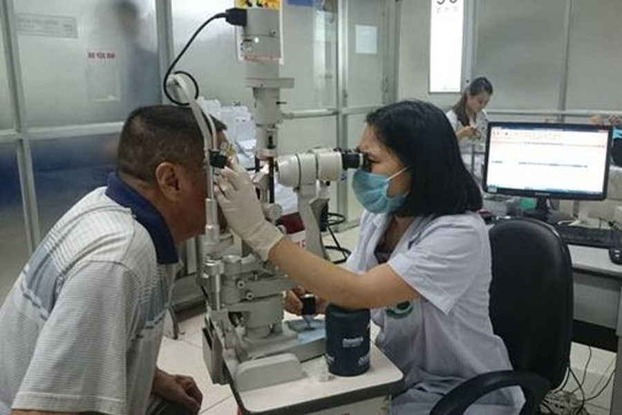 Bác sĩ khám mắt cho bệnh nhân. Ảnh: Internet