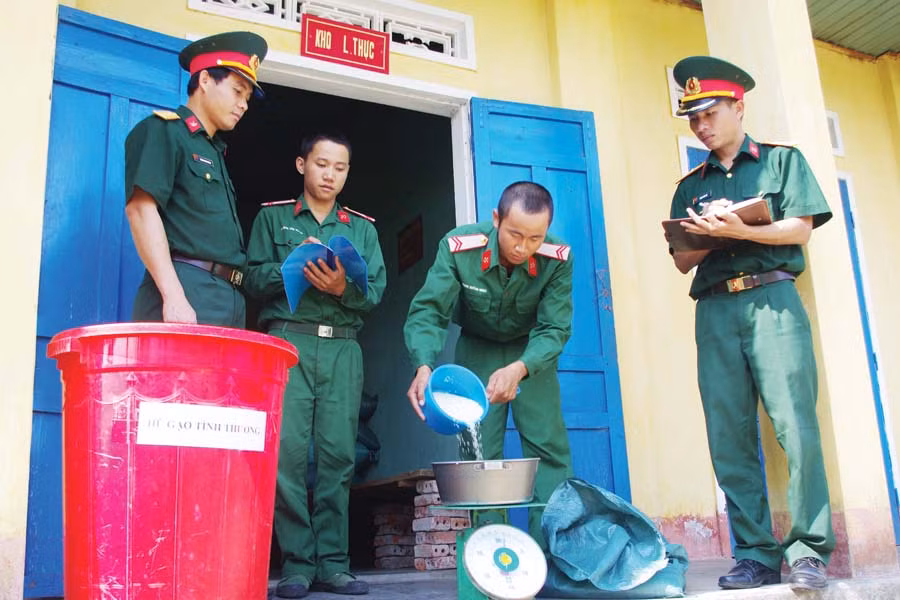  Cán bộ, chiến sĩ Lữ đoàn Công binh 7 kiểm tra gạo tiết kiệm. Ảnh: V.H