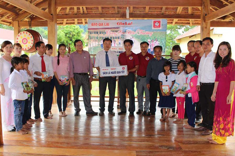  Công ty TNHH Hạt giống C.P Việt Nam phối hợp với Báo Gia Lai trao tặng quà cho học sinh Trường Tiểu học Lê Văn Tám (huyện Kbang). Ảnh N.G