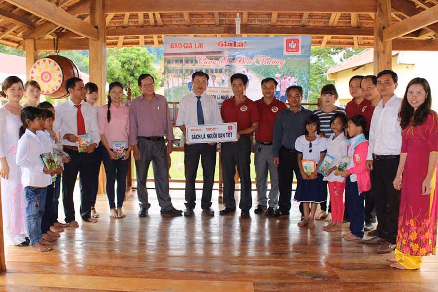  Công ty TNHH Hạt giống C.P Việt Nam phối hợp với Báo Gia Lai trao tặng quà cho học sinh Trường Tiểu học Lê Văn Tám (huyện Kbang). Ảnh N.G