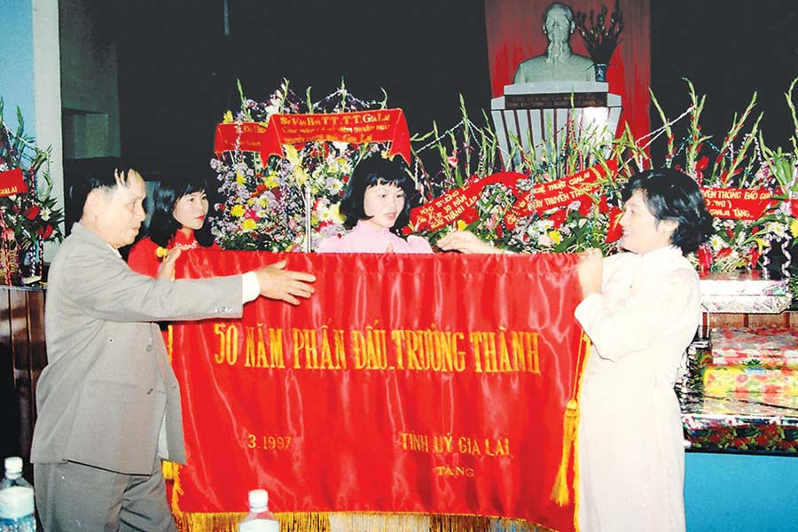 Nhà báo Đặng Thị Thu Hà nhận bức trướng của Tỉnh ủy, tháng 3-1997. Ảnh: Đ.T Nhà báo Đặng Thị Thu Hà nhận bức trướng của Tỉnh ủy, tháng 3-1997. Ảnh: Đ.T