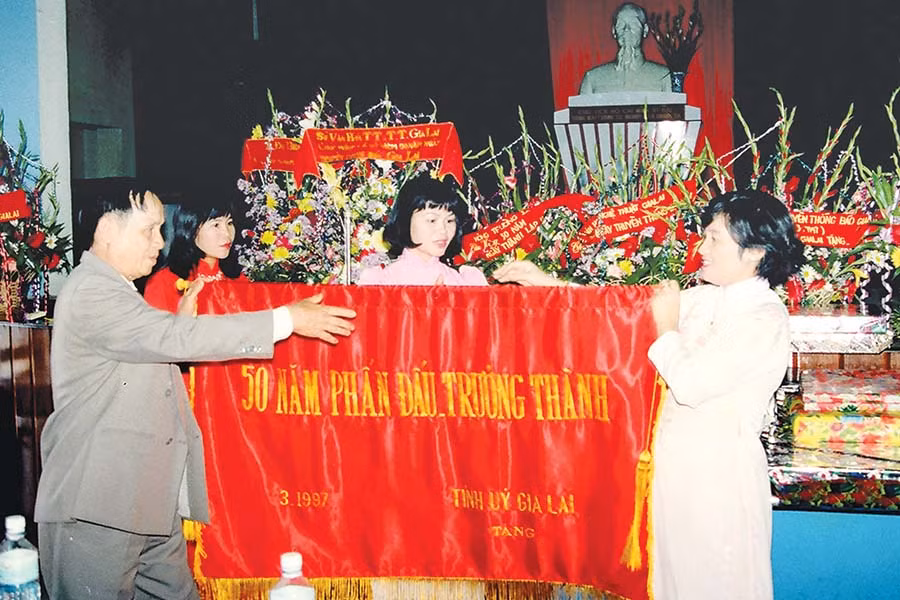 Nhà báo Đặng Thị Thu Hà nhận bức trướng của Tỉnh ủy, tháng 3-1997. Ảnh: Đ.T