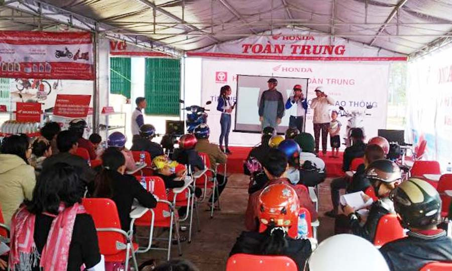Nhân viên Công ty hướng dẫn người dân cách đội mũ bảo hiểm đúng. Nhân viên Công ty hướng dẫn người dân cách đội mũ bảo hiểm đúng.