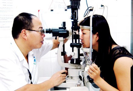 BS Hoàng Cương, BV Mắt Trung ương đang khám bệnh cho bệnh nhân. BS Hoàng Cương, BV Mắt Trung ương đang khám bệnh cho bệnh nhân.