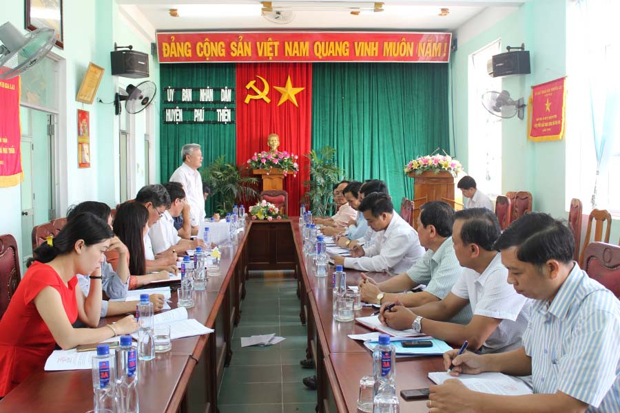 Quang cảnh buổi làm việc với UBND huyện Phú Thiện. Ảnh: N.D