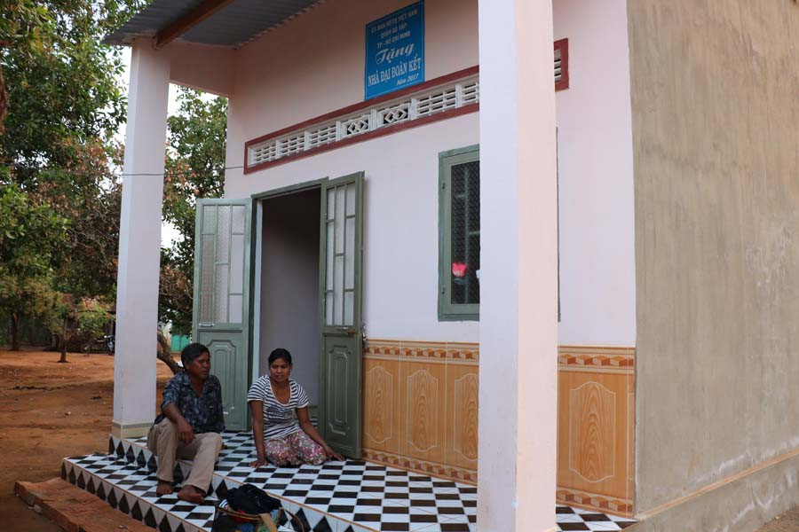  Chị Dét bên căn nhà mới được Mặt trận các cấp huyện Ia Grai xây dựng. Ảnh: H.T