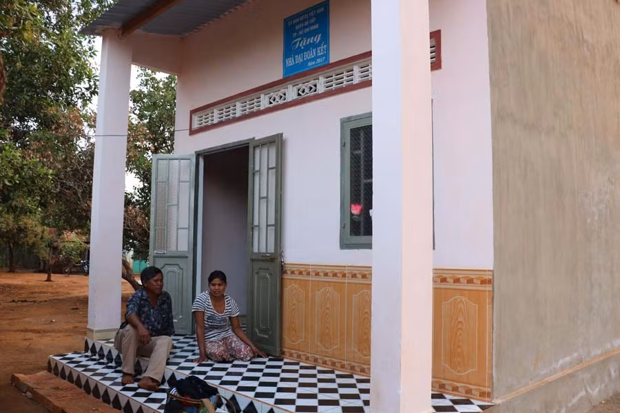 Chị Dét bên căn nhà mới được Mặt trận các cấp huyện Ia Grai xây dựng. Ảnh: H.T Chị Dét bên căn nhà mới được Mặt trận các cấp huyện Ia Grai xây dựng. Ảnh: H.T