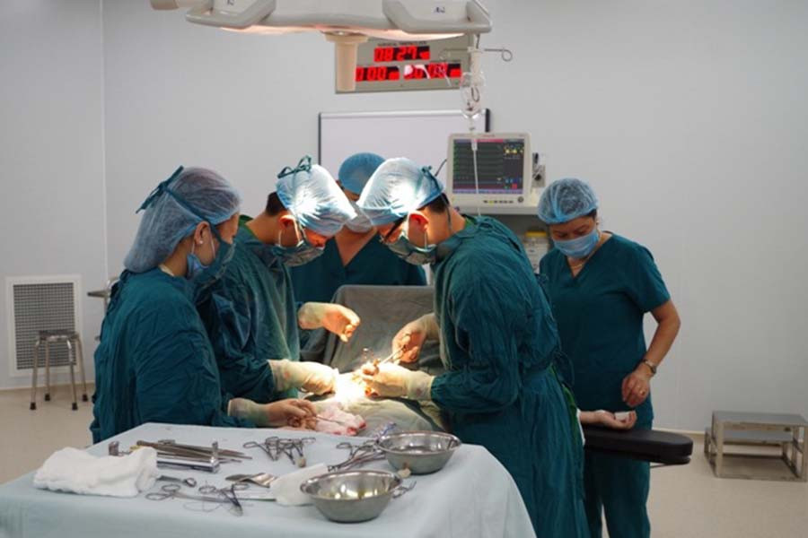  Bác sĩ Phạm Xuân An (thứ 2 bên phải) đang phẫu thuật tại bệnh viện. Ảnh: S.T