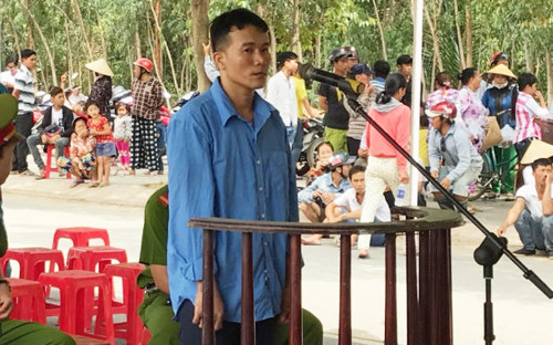 Bị cáo Tài tại phiên tòa lưu động. Bị cáo Tài tại phiên tòa lưu động.