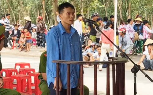 Bị cáo Tài tại phiên tòa lưu động. Bị cáo Tài tại phiên tòa lưu động.