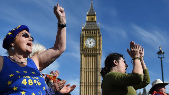  Thủ tướng May kêu gọi người dân đoàn kết sau những chia rẽ do cuộc trưng cầu dân ý về Brexit hồi tháng 6-2016 gây ra. Ảnh: EPA