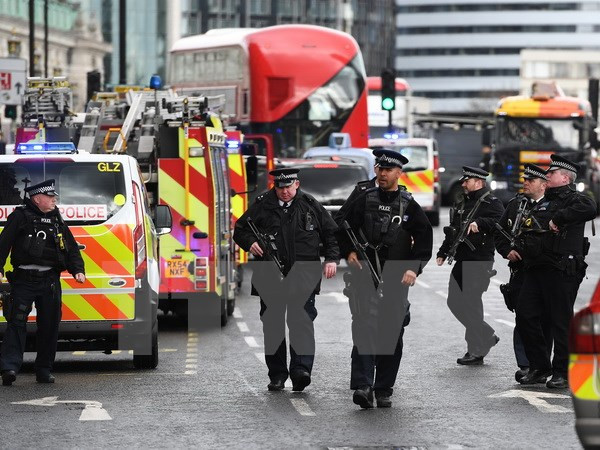 Cảnh sát Anh phong tỏa hiện trường vụ tấn công bên ngoài tòa nhà Quốc hội ở London. (Nguồn: EPA/TTXVN)