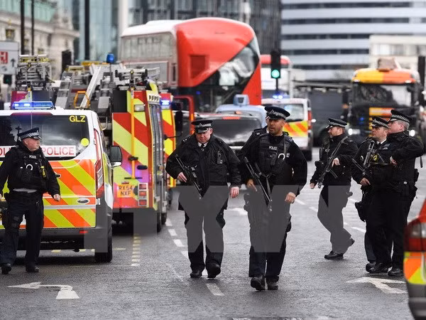 Cảnh sát Anh phong tỏa hiện trường vụ tấn công bên ngoài tòa nhà Quốc hội ở London. (Nguồn: EPA/TTXVN)