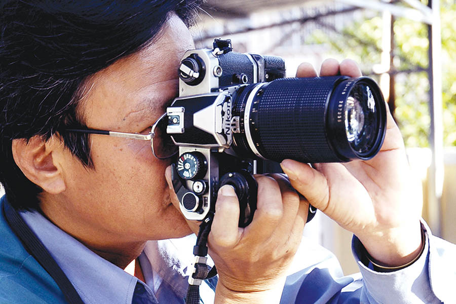 Nhà báo Đức Thanh đang tác nghiệp.