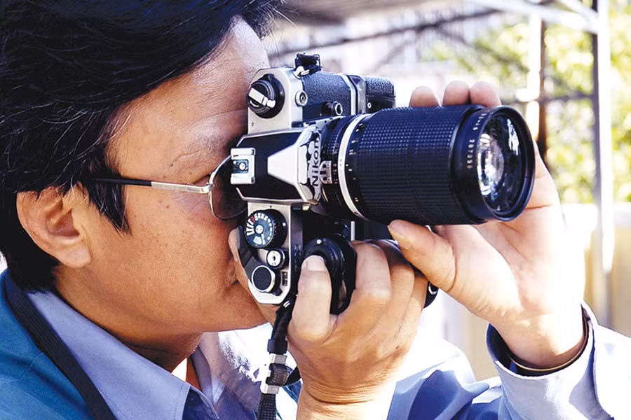 Nhà báo Đức Thanh đang tác nghiệp.