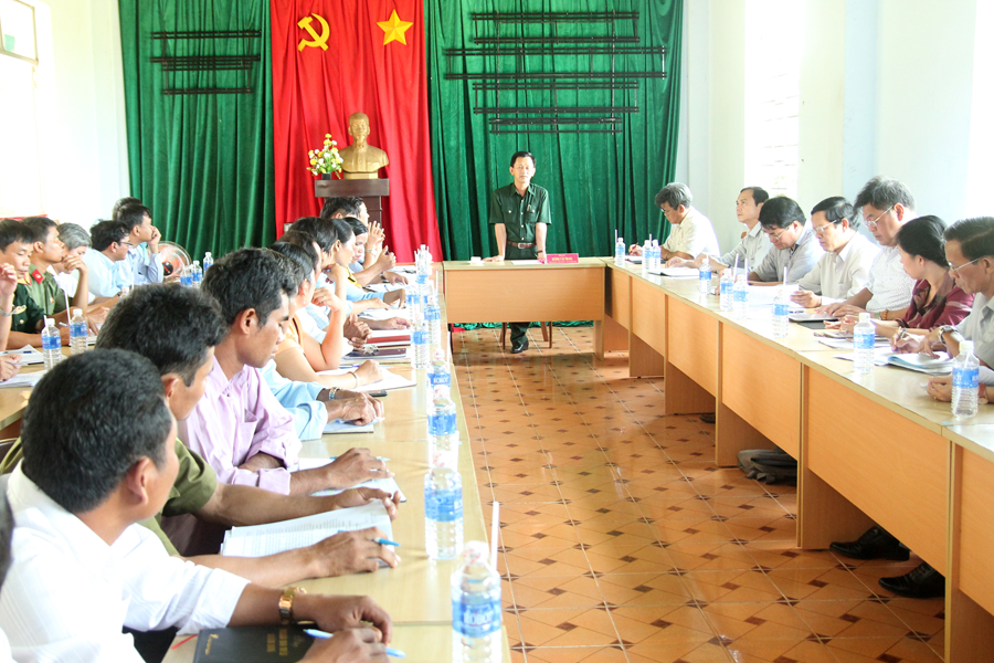 Bí thư Tỉnh ủy Dương Văn Trang làm việc với hệ thống chính trị xã Ia Kdăm, huyện Ia Pa. Ảnh: N.Đ