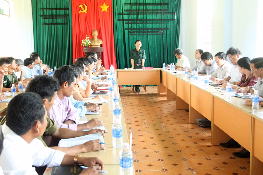 Bí thư Tỉnh ủy Dương Văn Trang làm việc với hệ thống chính trị xã Ia Kdăm, huyện Ia Pa. Ảnh: N.Đ