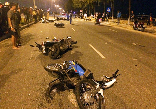 Xe máy nằm la liệt sau tai nạn liên hoàn.