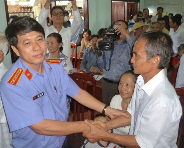 Ông Huỳnh Văn Nén được trả tự do sau hơn 15 năm ngồi tù oan Ông Huỳnh Văn Nén được trả tự do sau hơn 15 năm ngồi tù oan