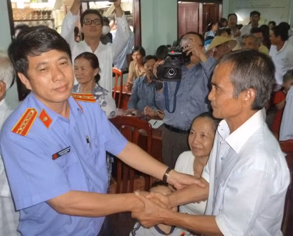 Ông Huỳnh Văn Nén được trả tự do sau hơn 15 năm ngồi tù oan